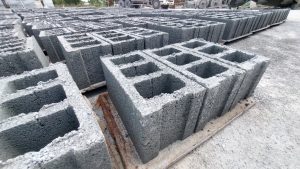 Hình ảnh gạch block móng 3 lỗ bê tông, độ bền chắc, phù hợp xây dựng dân dụng và công nghiệp.