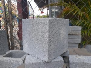 Gạch block cột vuông chắc chắn, kích thước chuẩn, ứng dụng trong xây dựng trụ cột và tường rào.