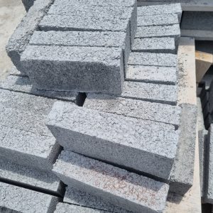 Hình ảnh gạch đinh 4 lỗ bê tông xây dựng