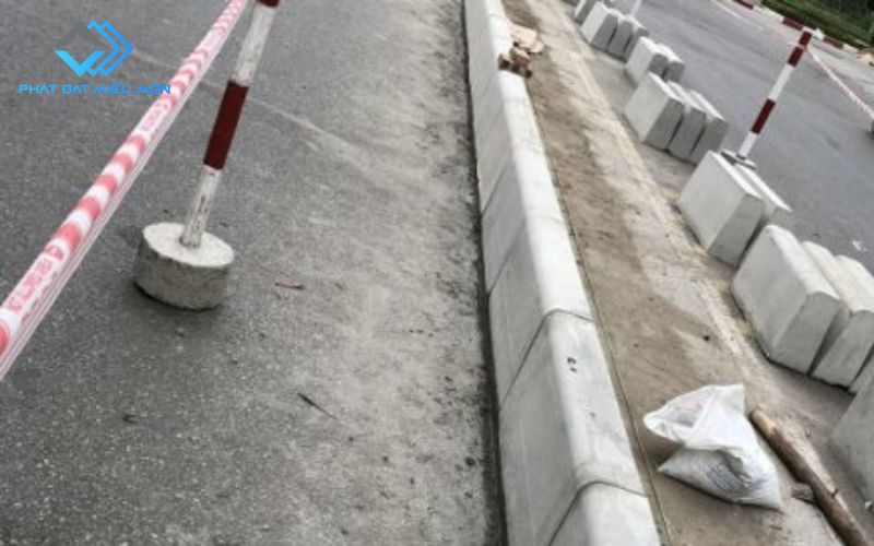 Bó vỉa thi công kém chất lượng hoặc không chừa khe bù giãn nở 