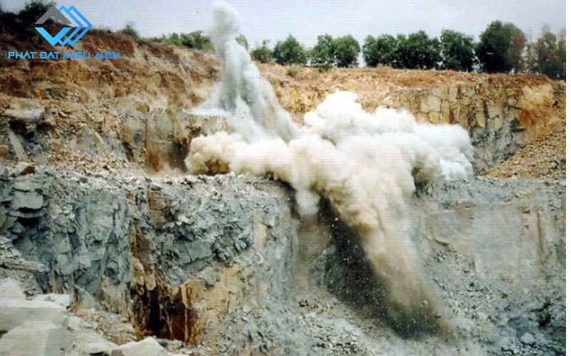 Bóc lớp phủ, khoan và nổ mìn