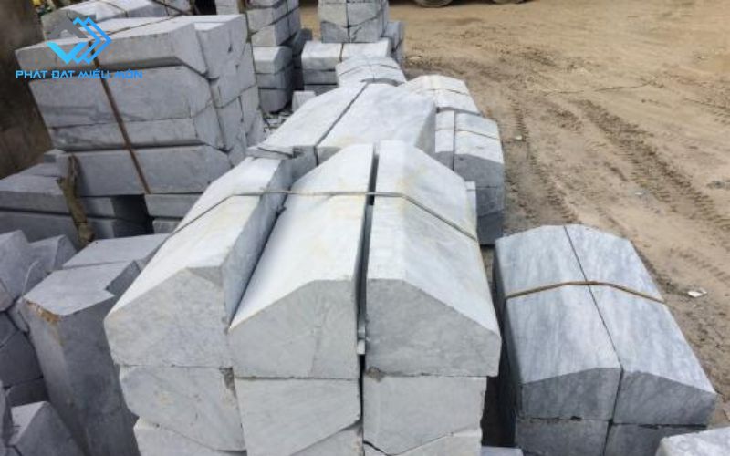 Đá Bó Vỉa Hè Tự Nhiên – Báo Giá Chi Tiết Từ A – Z