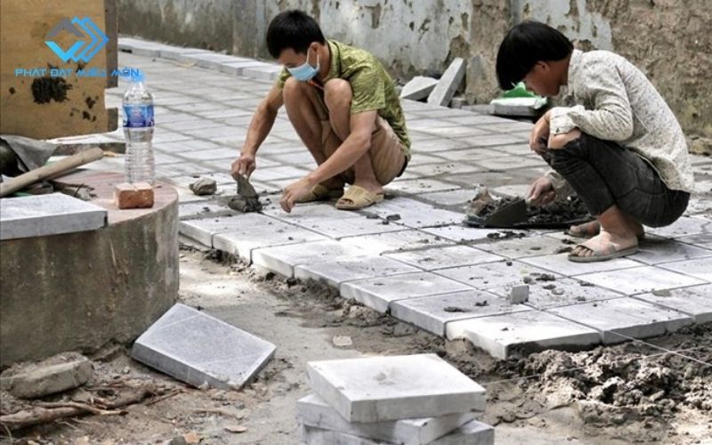 Trải lớp cát đệm hoặc vữa lót 